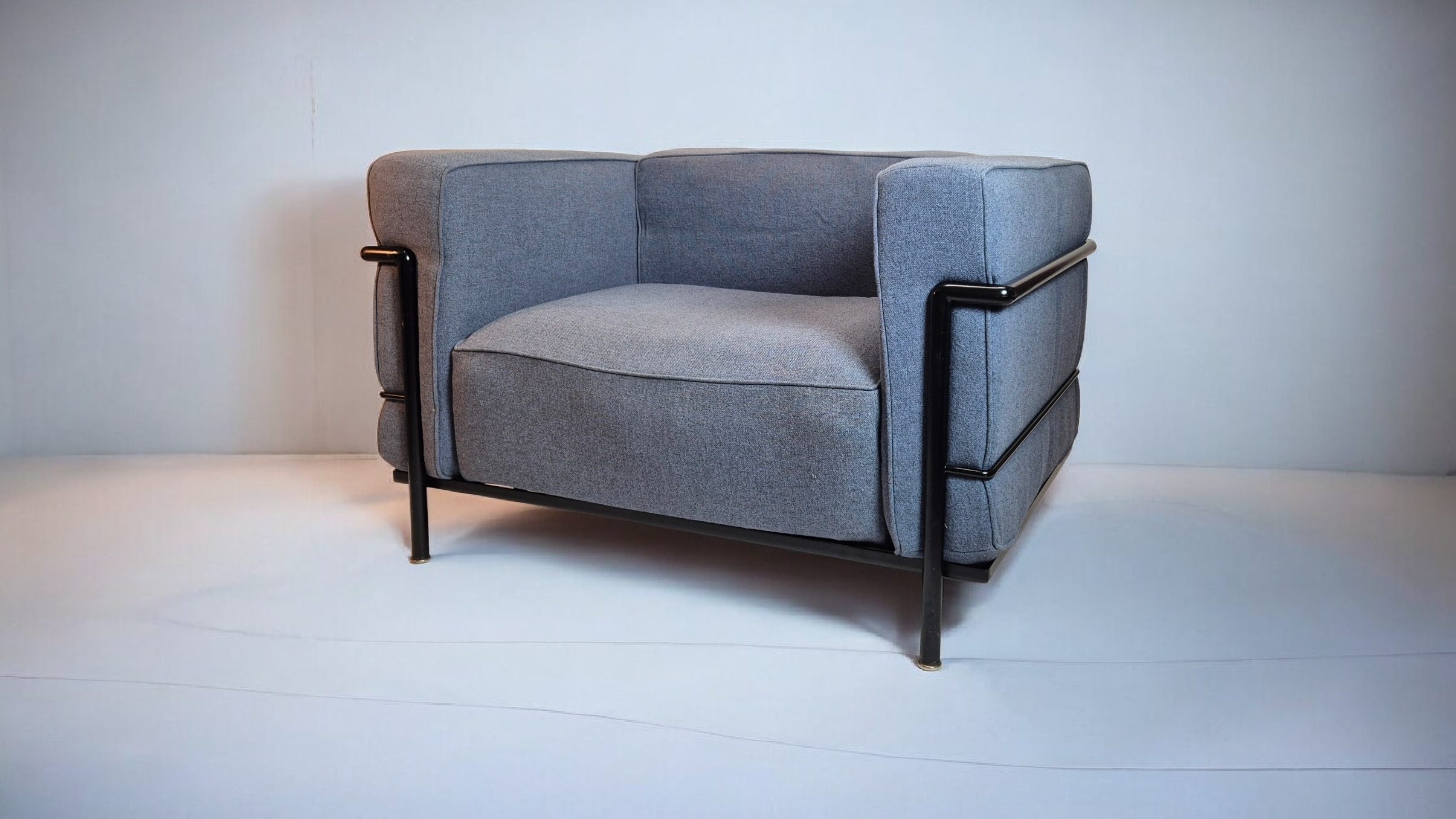 Original CASSINA Le Corbusier LC3 Sessel, grauer Stoff, schwarzes Gestell – Bild 3