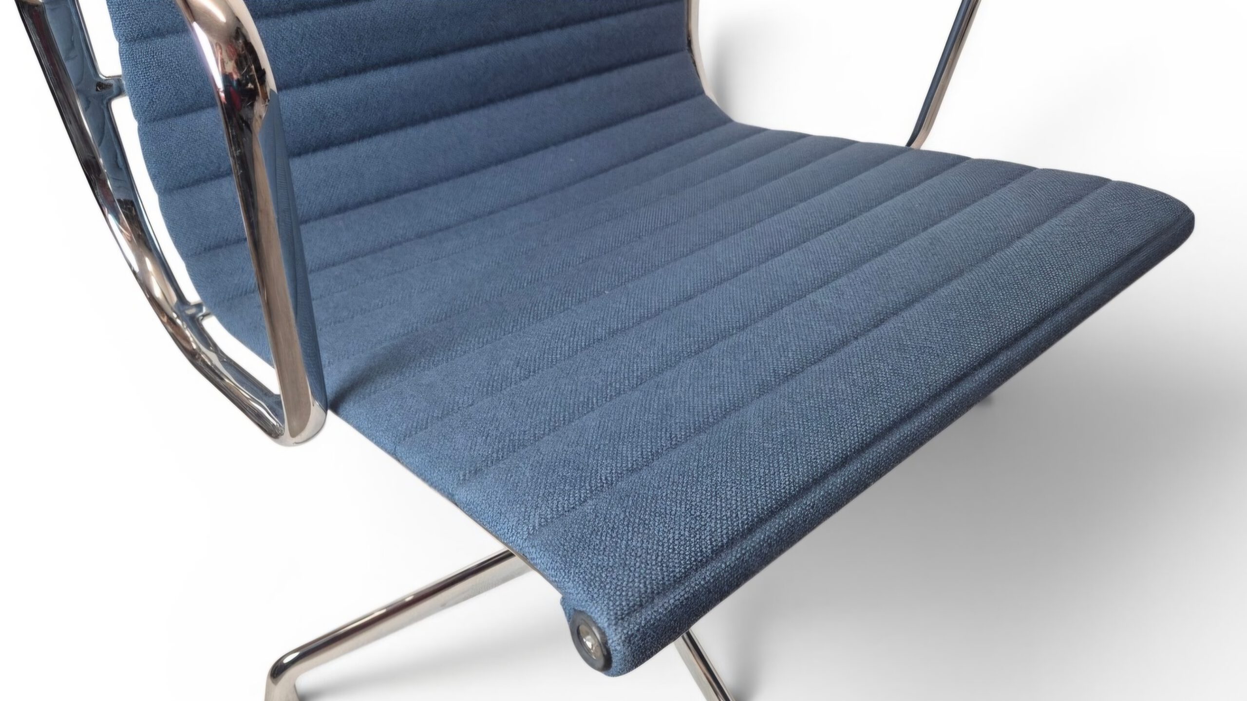 VITRA Eames Aluminium Chair EA 108 gebraucht Blau – Hopsak, verchromtes Gestell – Bild 7