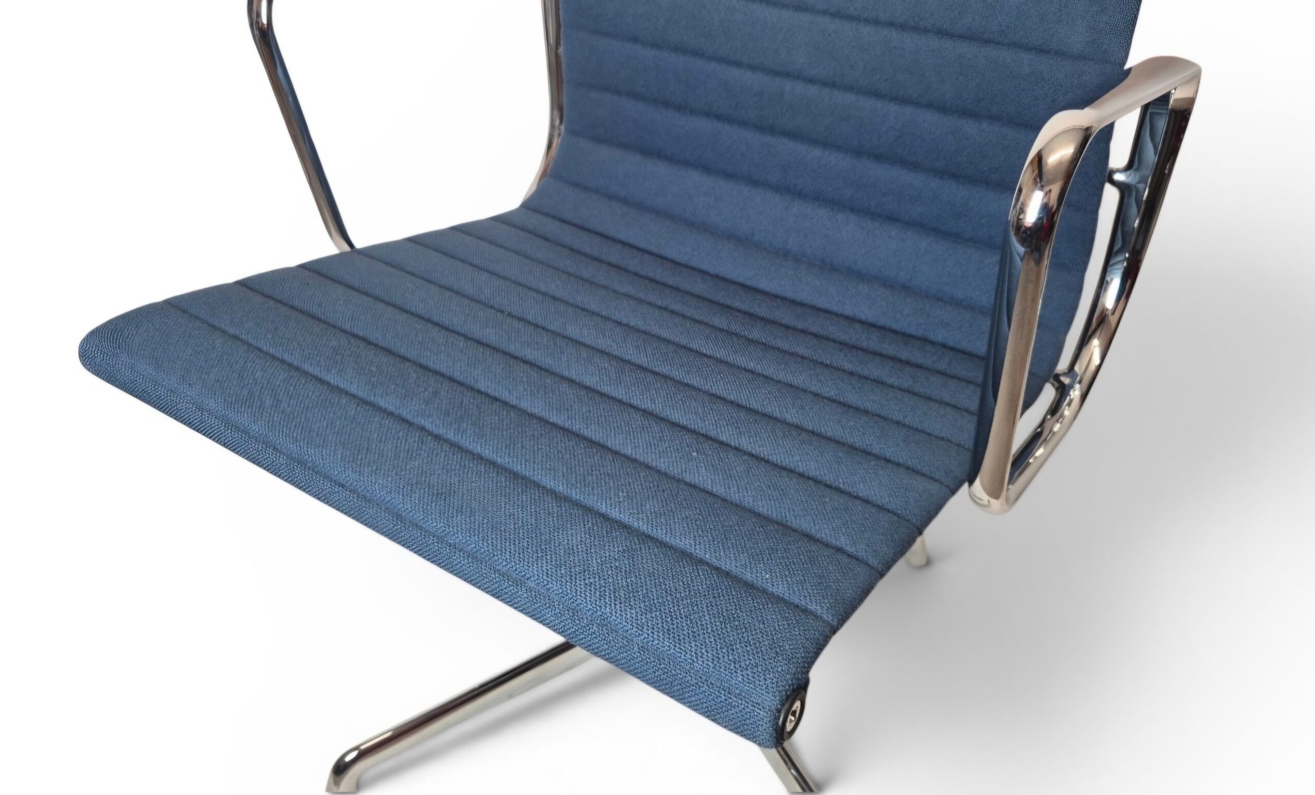 VITRA Eames Aluminium Chair EA 108 gebraucht Blau – Hopsak, verchromtes Gestell – Bild 8