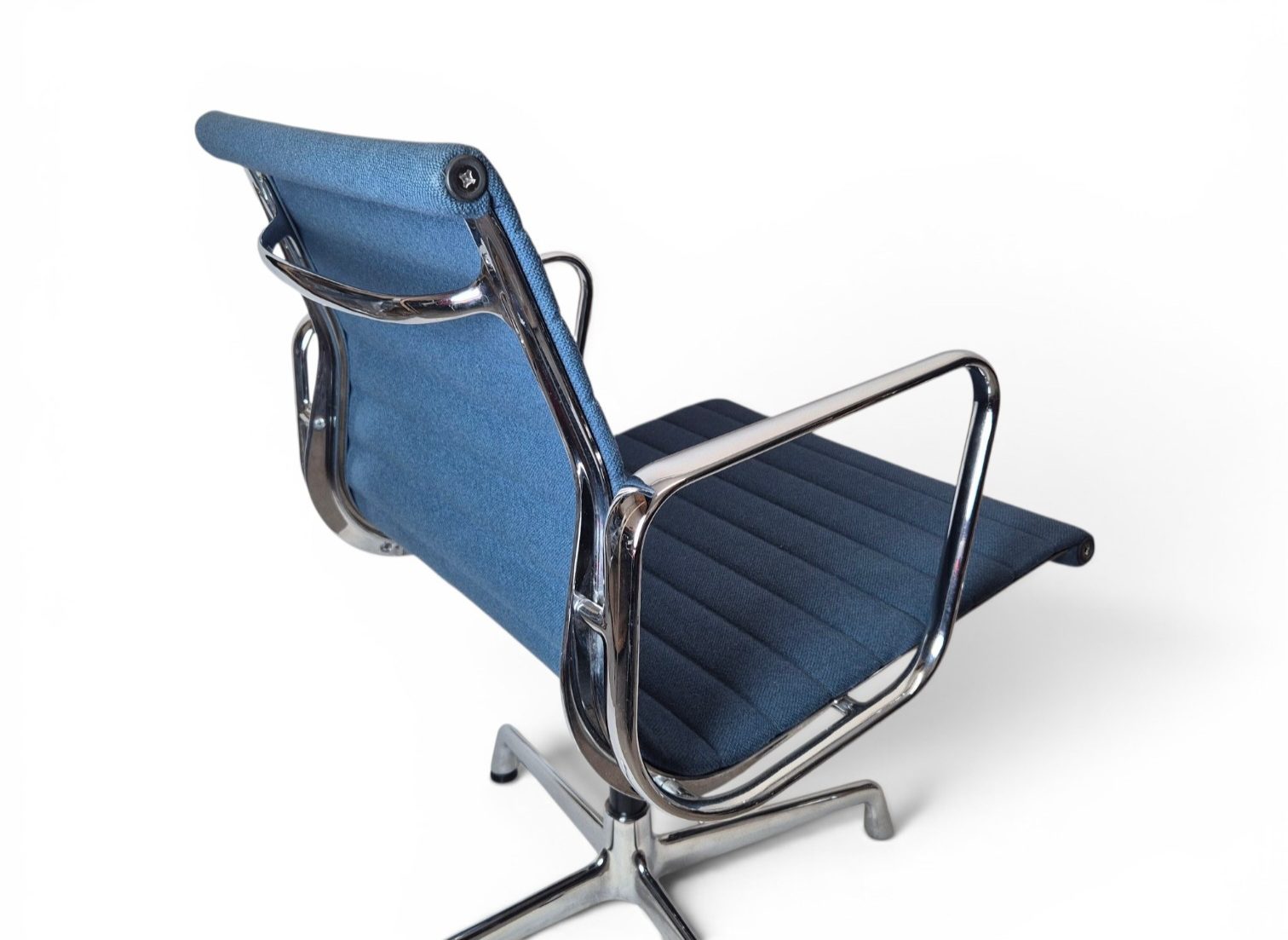 VITRA Eames Aluminium Chair EA 108 gebraucht Blau – Hopsak, verchromtes Gestell – Bild 9