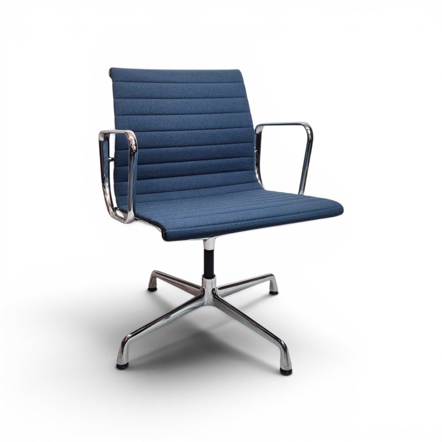 VITRA Eames Aluminium Chair EA 108 gebraucht Blau – Hopsak, verchromtes Gestell – Bild 2