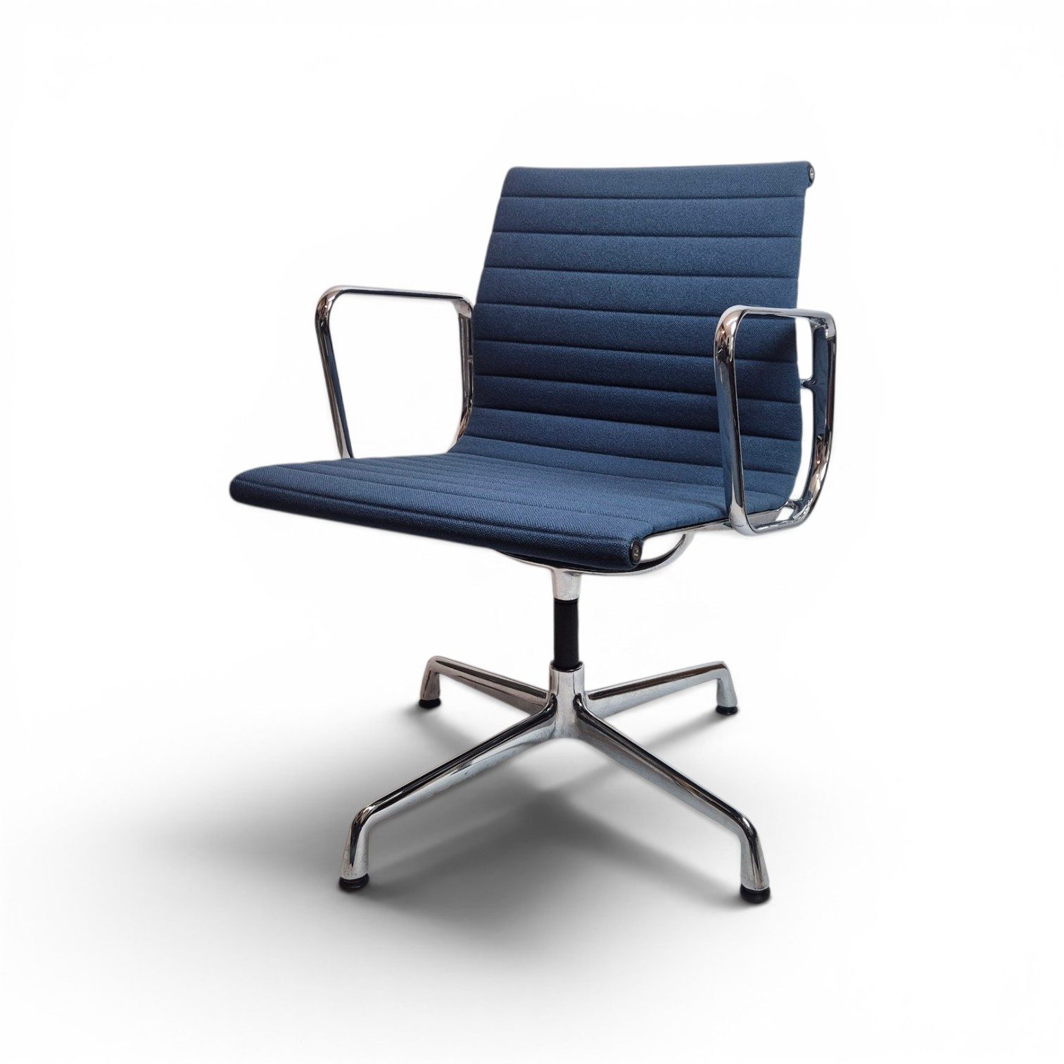 VITRA Eames Aluminium Chair EA 108 gebraucht Blau – Hopsak, verchromtes Gestell – Bild 3