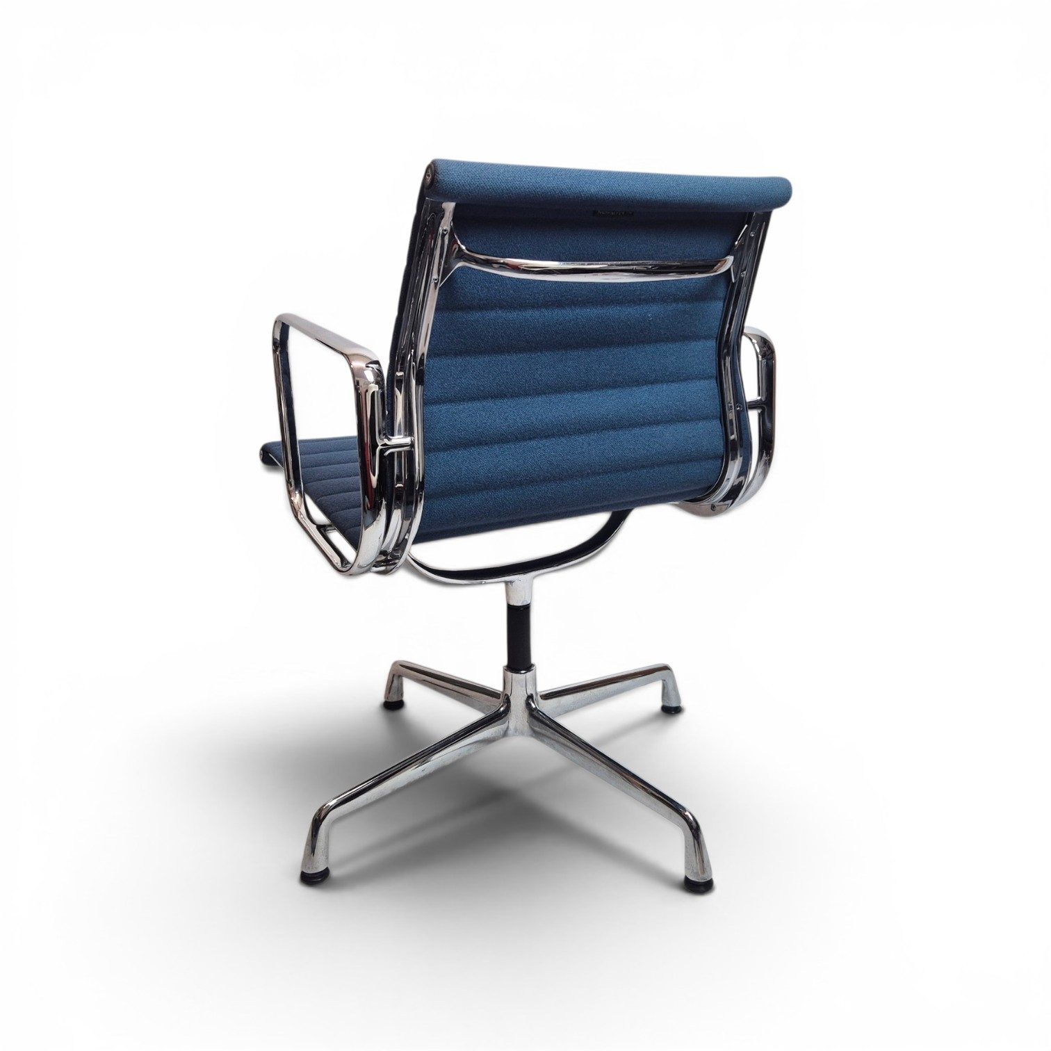 VITRA Eames Aluminium Chair EA 108 gebraucht Blau – Hopsak, verchromtes Gestell – Bild 4
