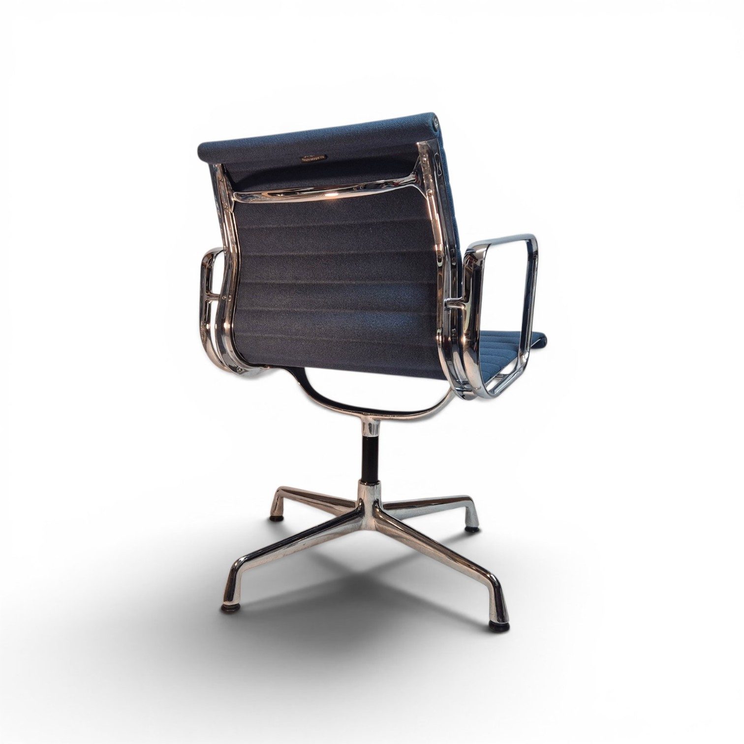 VITRA Eames Aluminium Chair EA 108 gebraucht Blau – Hopsak, verchromtes Gestell – Bild 5