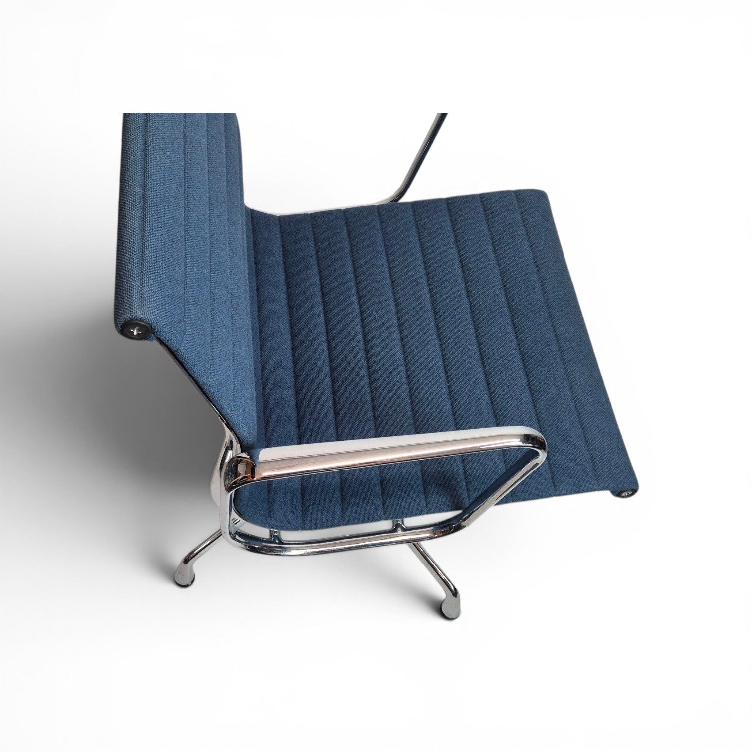 VITRA Eames Aluminium Chair EA 108 gebraucht Blau – Hopsak, verchromtes Gestell – Bild 13