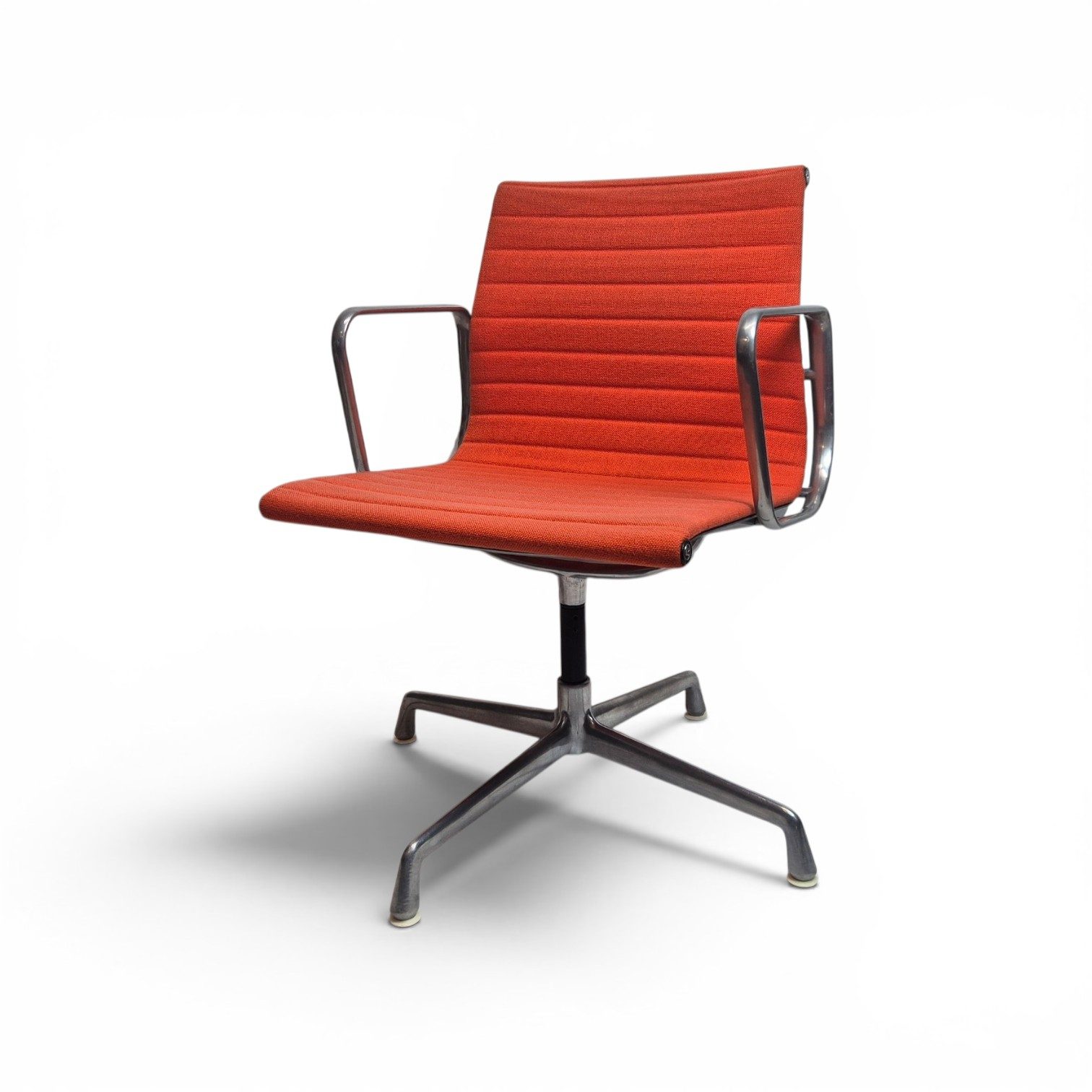 VITRA Eames Aluminium Chair EA 108 gebraucht Orange – Hopsak, Aluminiumgestell – Bild 2