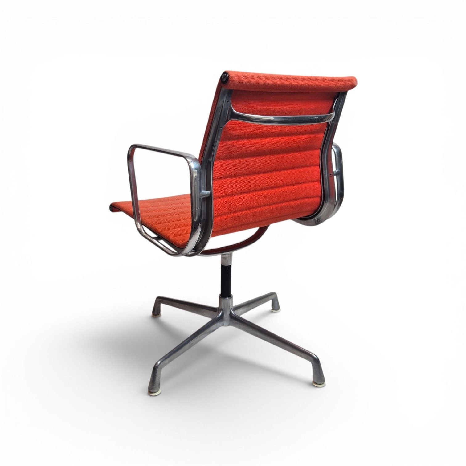 VITRA Eames Aluminium Chair EA 108 gebraucht Orange – Hopsak, Aluminiumgestell – Bild 5