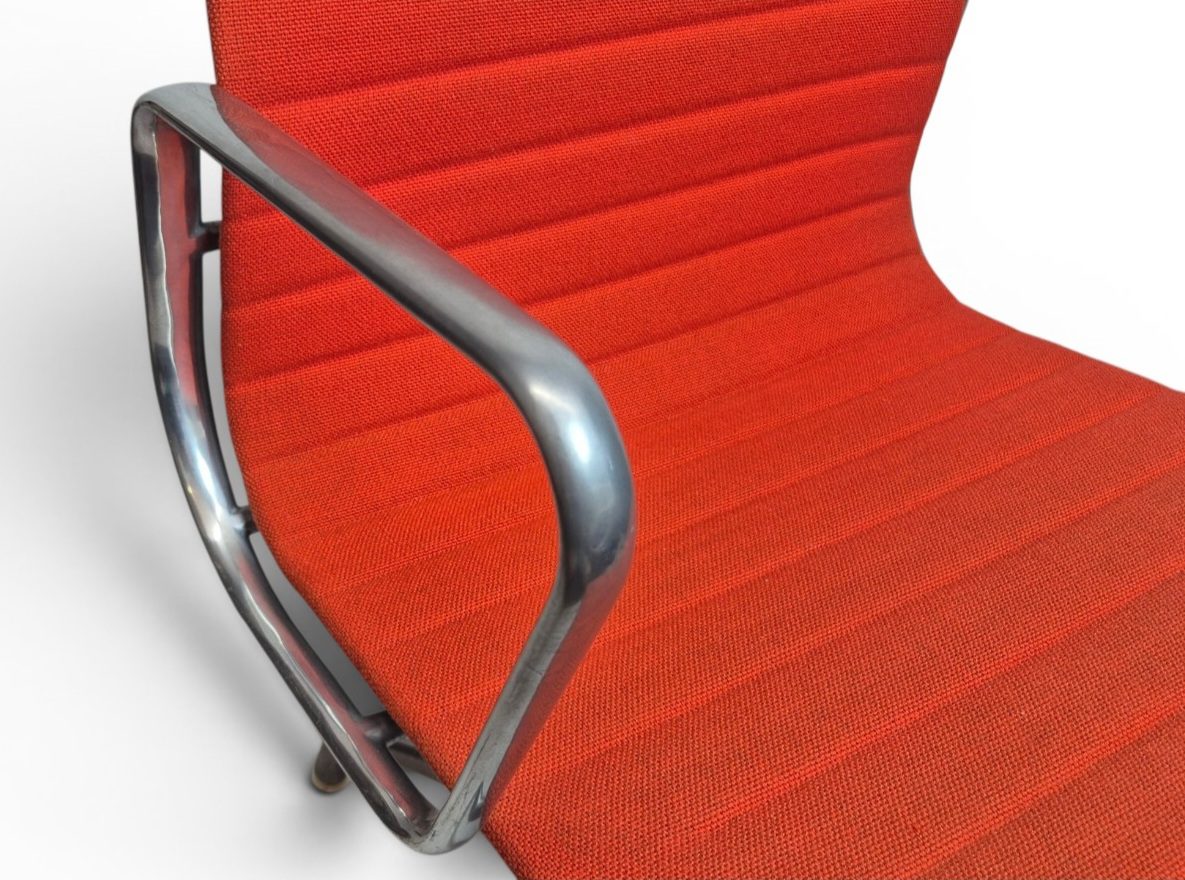 VITRA Eames Aluminium Chair EA 108 gebraucht Orange – Hopsak, Aluminiumgestell – Bild 8