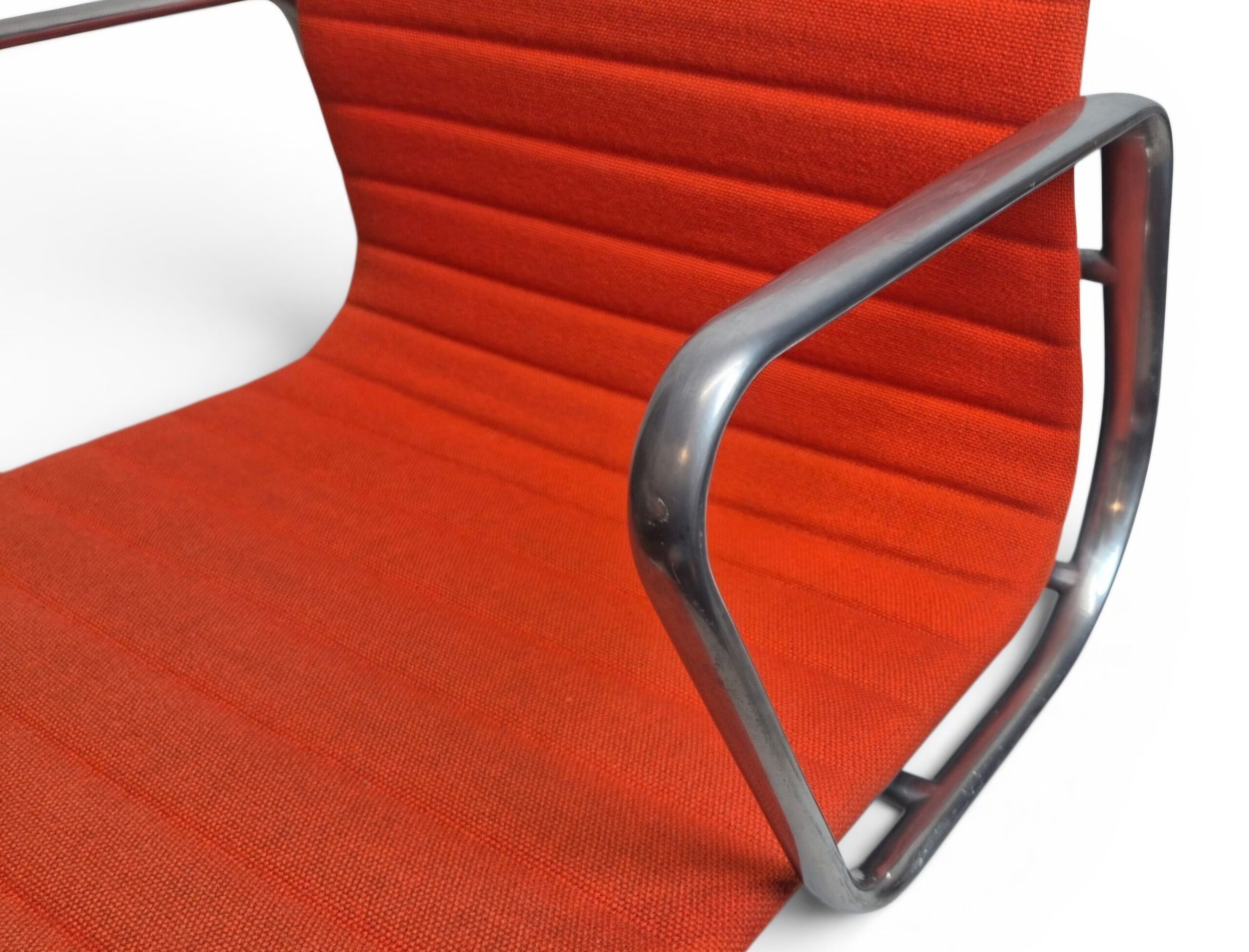VITRA Eames Aluminium Chair EA 108 gebraucht Orange – Hopsak, Aluminiumgestell – Bild 7