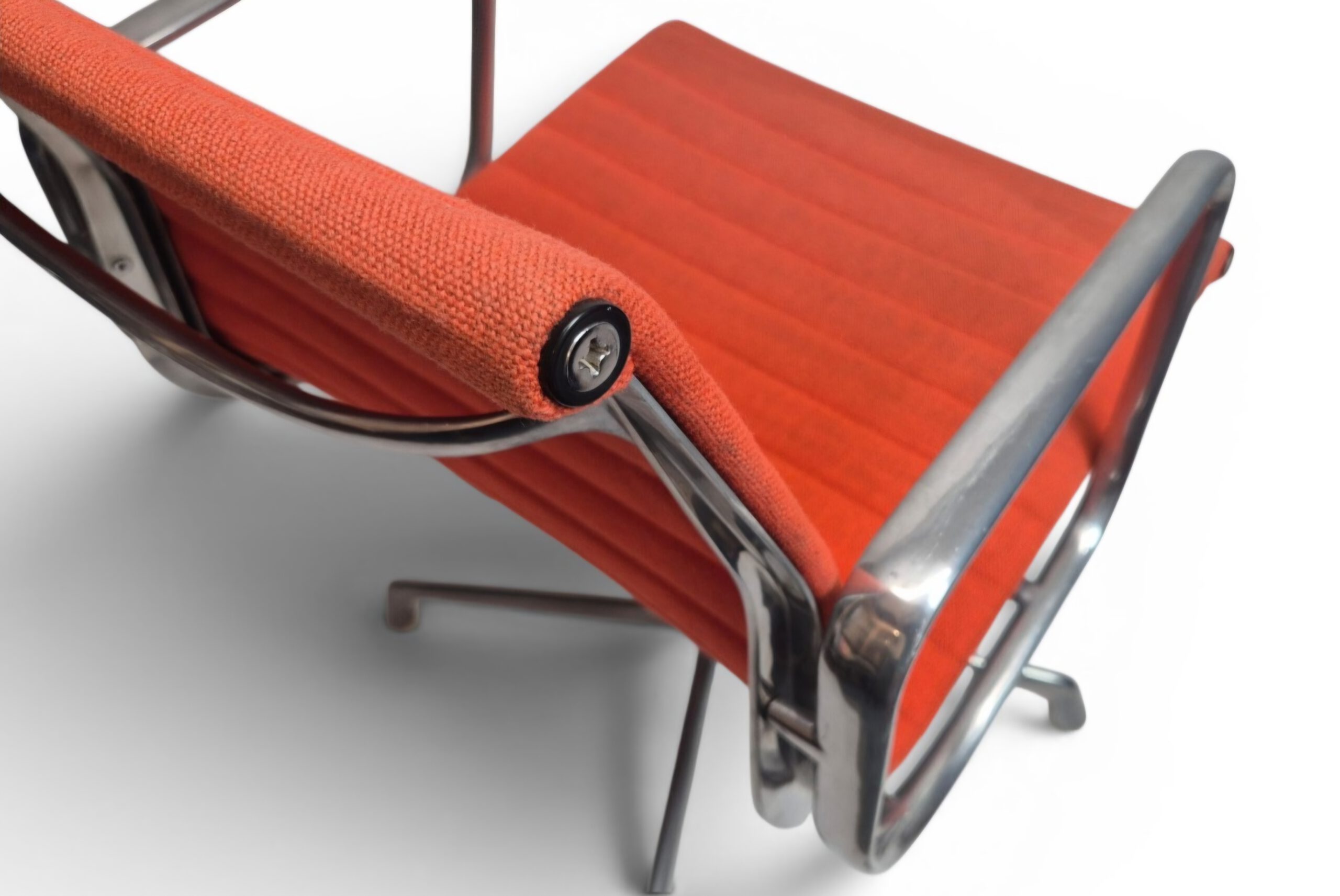 VITRA Eames Aluminium Chair EA 108 gebraucht Orange – Hopsak, Aluminiumgestell – Bild 10