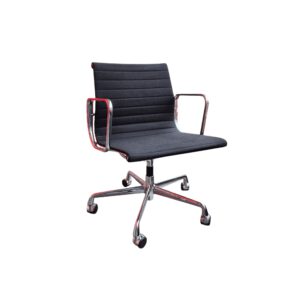 VITRA Eames Aluminium Chair EA 107 gebraucht | Schwarz Hopsak | Original verchromt schräg von vorne rechts