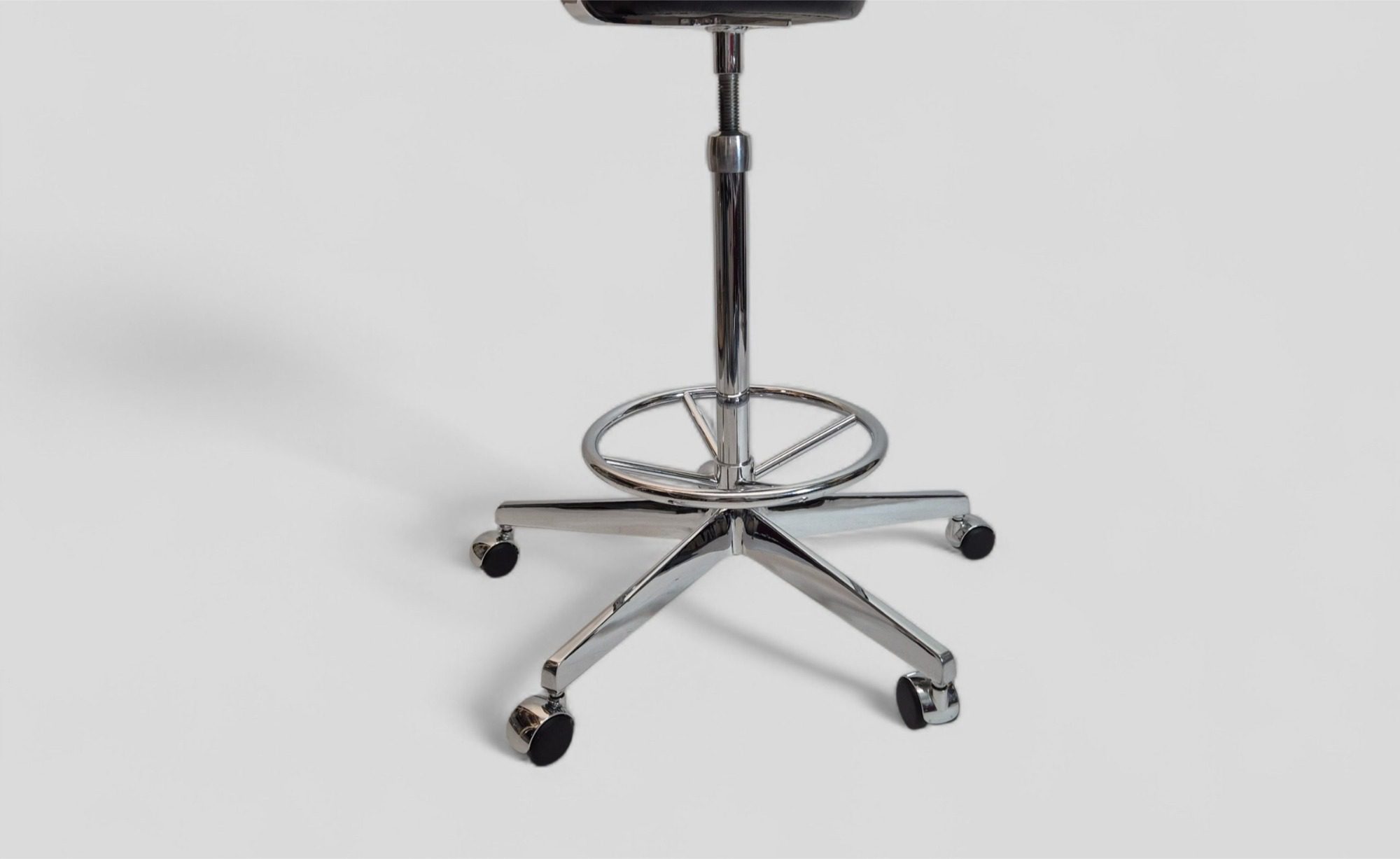 VITRA Nelson Perch Hocker gebraucht | Schwarz Leder | verchromtes Stahlgestell | höhenverstellbar | Original – Detailaufnahme des Gestells