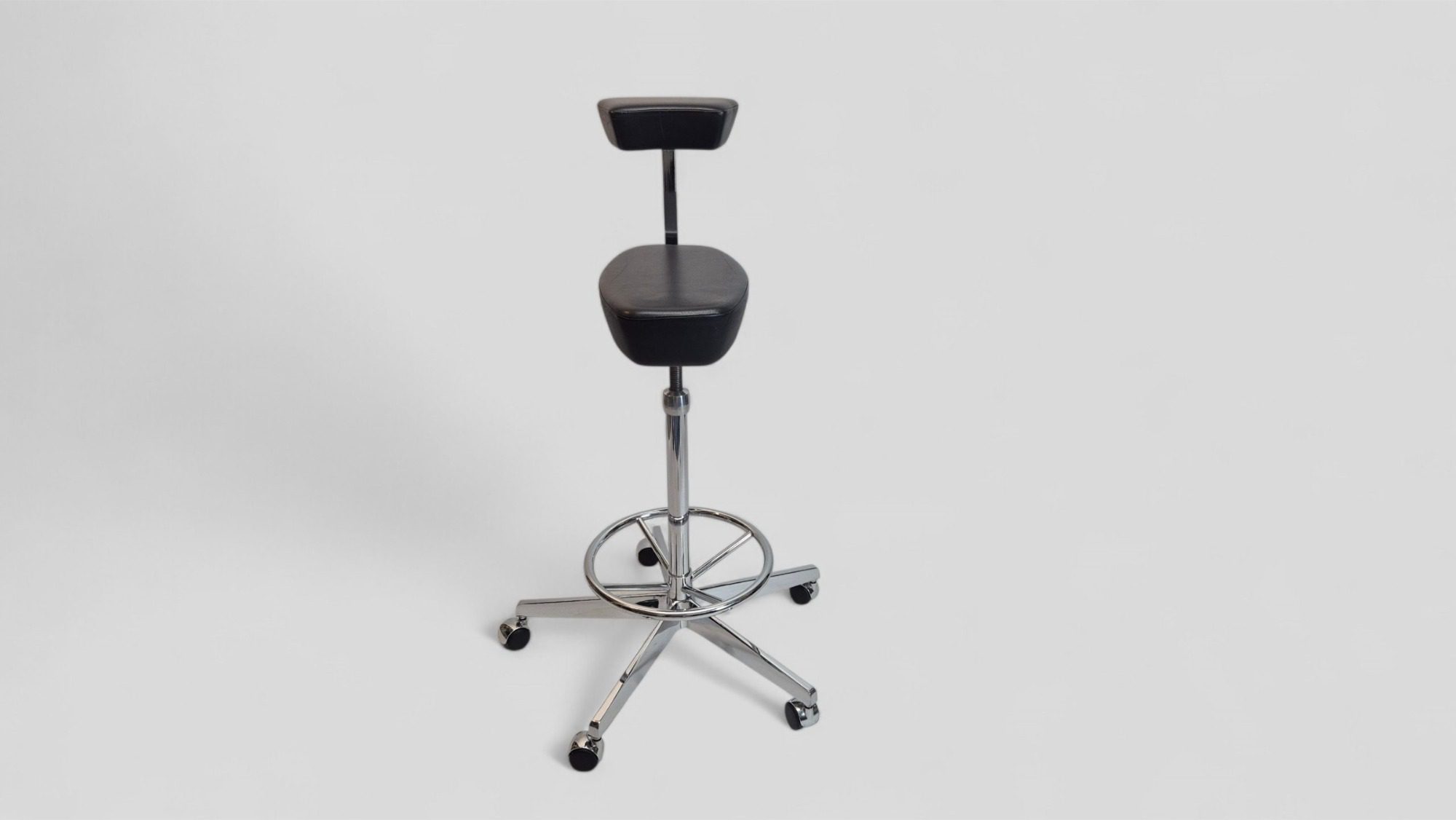 VITRA Nelson Perch Hocker gebraucht | Schwarz Leder | verchromtes Stahlgestell | höhenverstellbar | Original in der Frontalansicht von vorne
