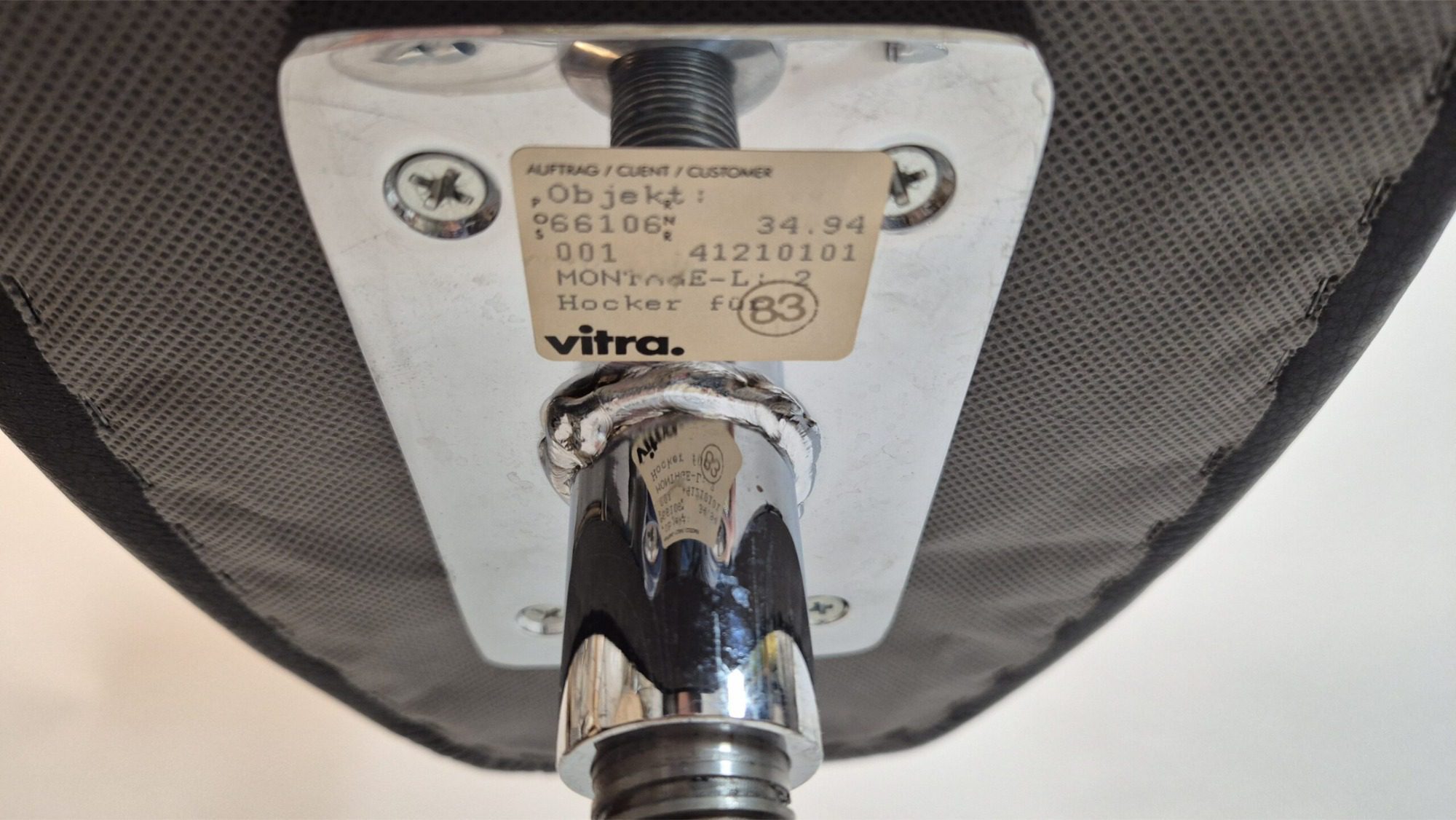 VITRA Nelson Perch Hocker gebraucht | Schwarz Leder | verchromtes Stahlgestell | höhenverstellbar | Original – Detailaufnahme des Herstellerlabels als Echtheitsnachweis