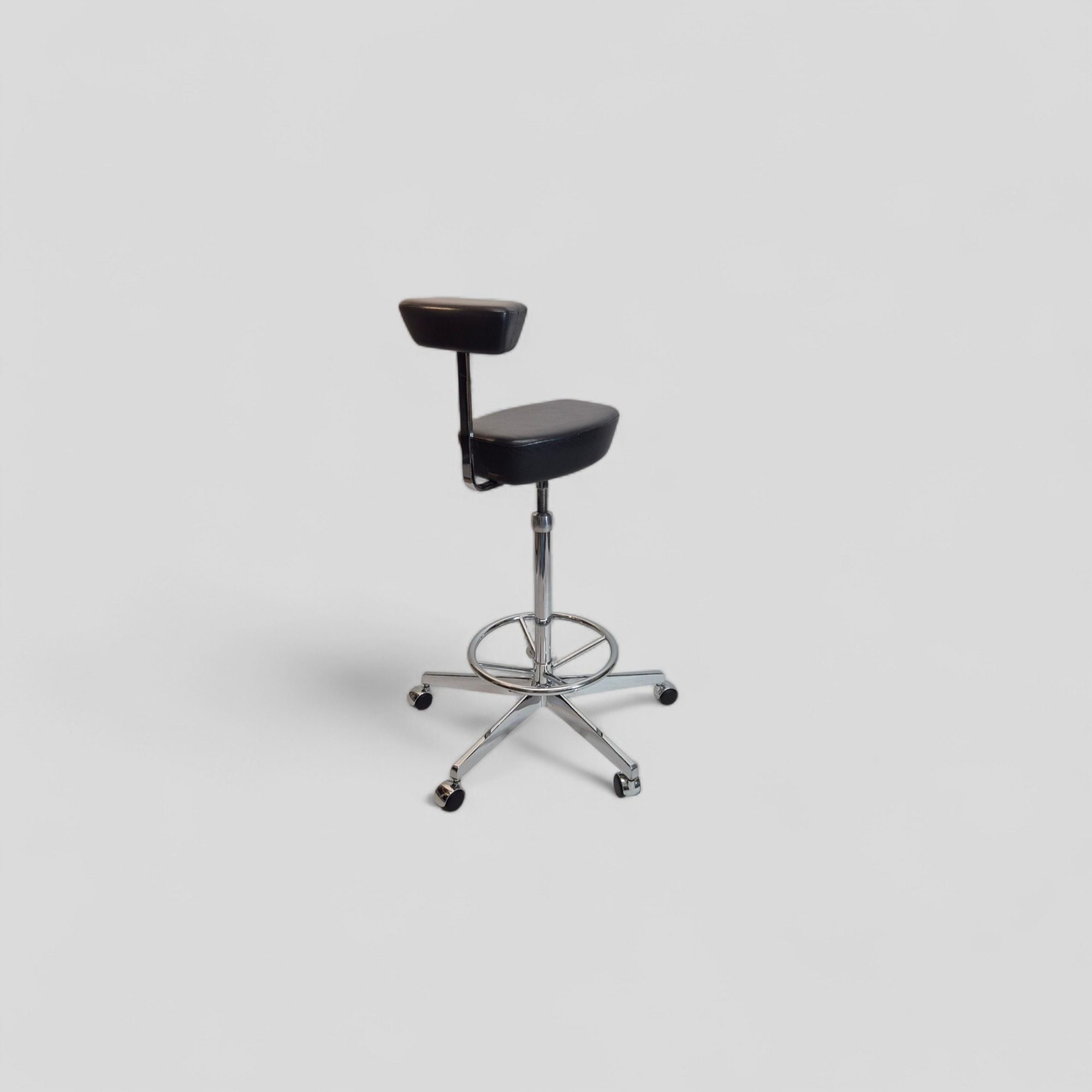 VITRA Nelson Perch Hocker gebraucht | Schwarz Leder | verchromtes Stahlgestell | höhenverstellbar | Original in der Seitenansicht von links