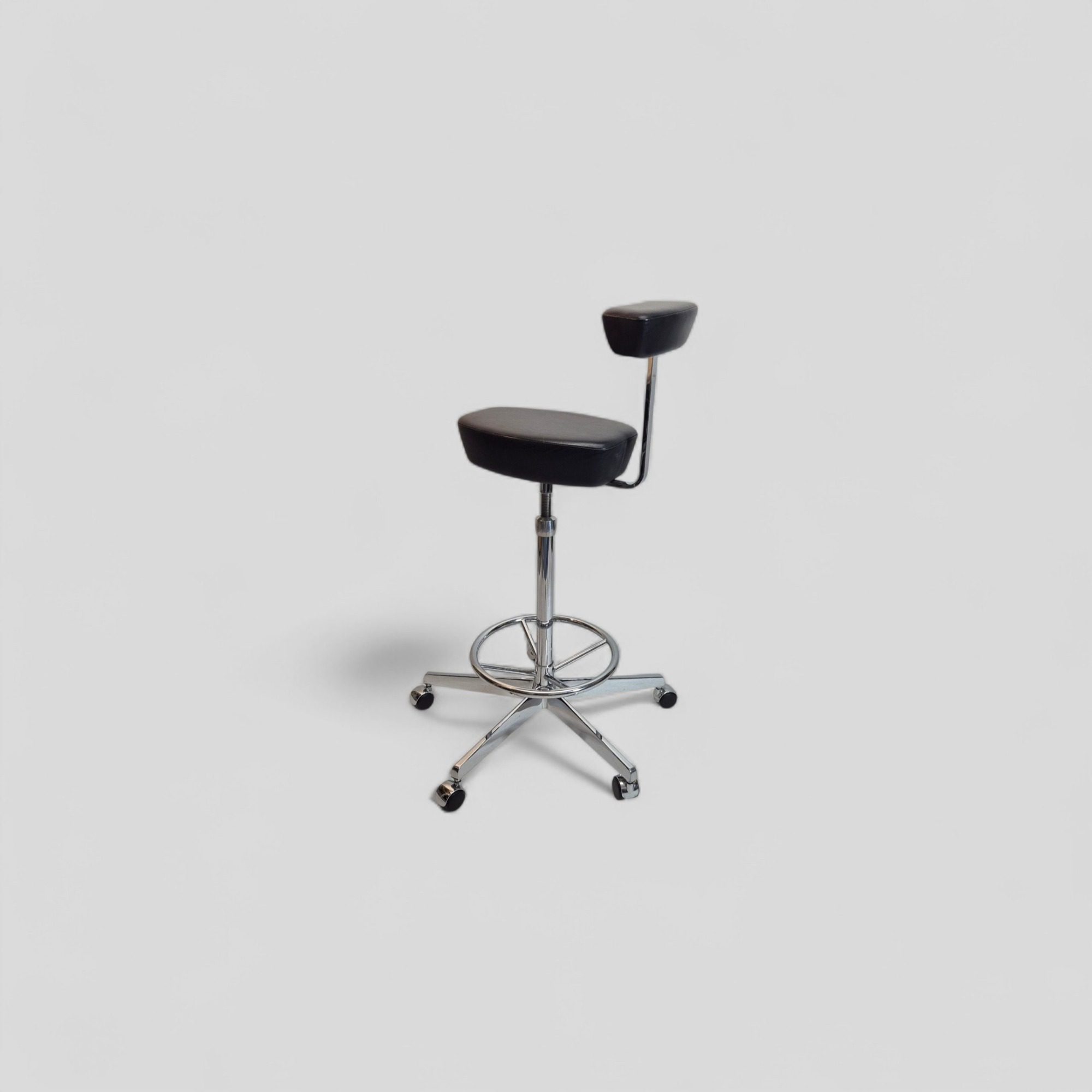 VITRA Nelson Perch Hocker gebraucht | Schwarz Leder | verchromtes Stahlgestell | höhenverstellbar | Original in der Seitenansicht von rechts