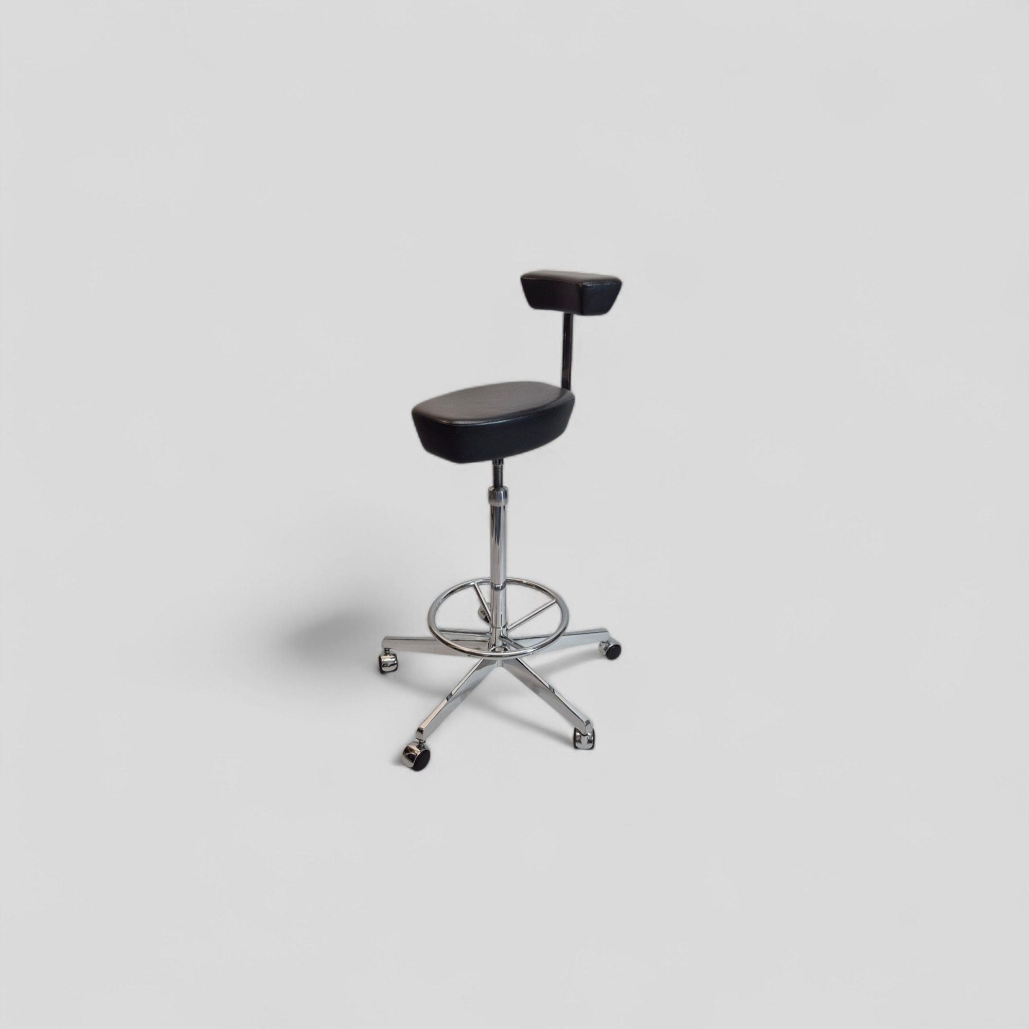 VITRA Nelson Perch Hocker gebraucht | Schwarz Leder | verchromtes Stahlgestell | höhenverstellbar | Original schräg von vorne links