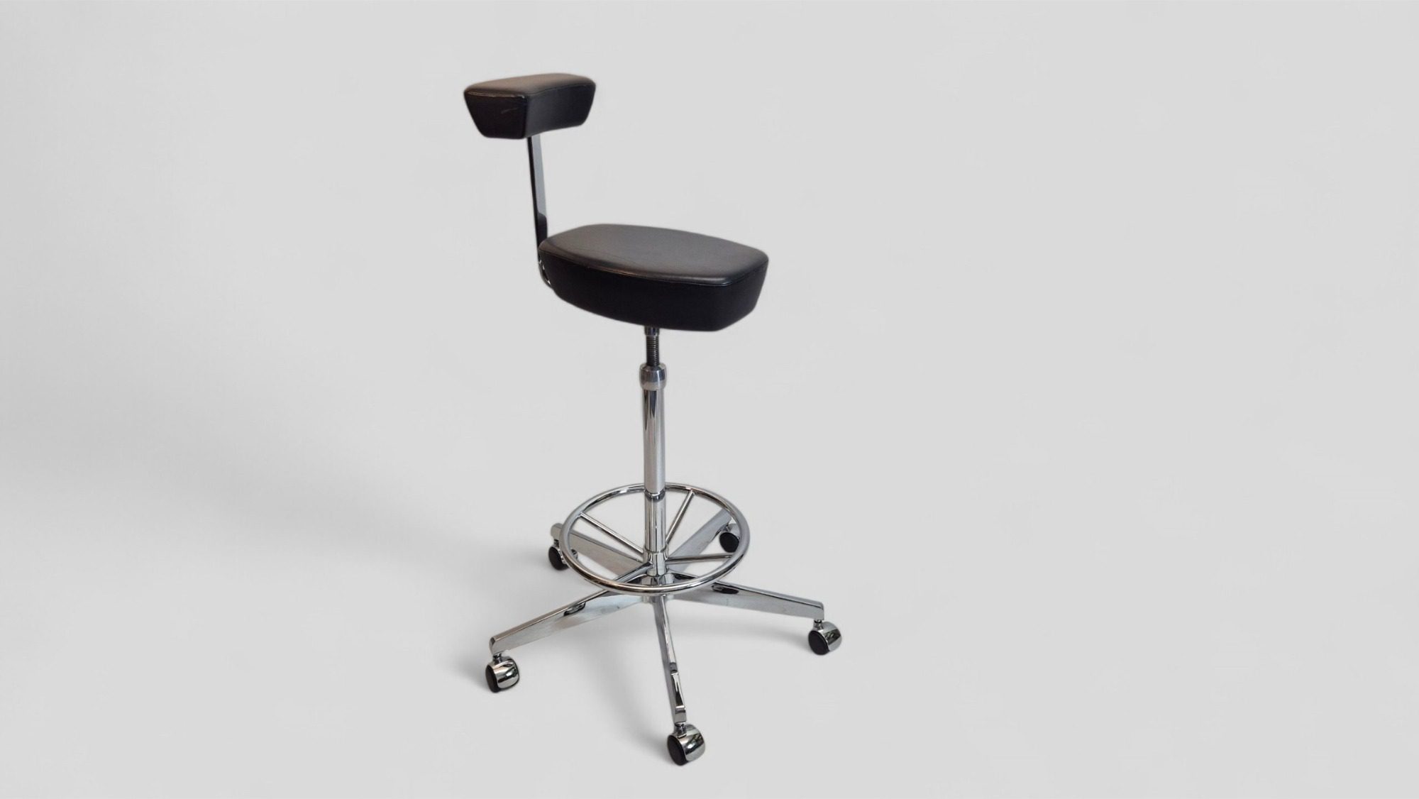 VITRA Nelson Perch Hocker gebraucht | Schwarz Leder | verchromtes Stahlgestell | höhenverstellbar | Original schräg von vorne rechts