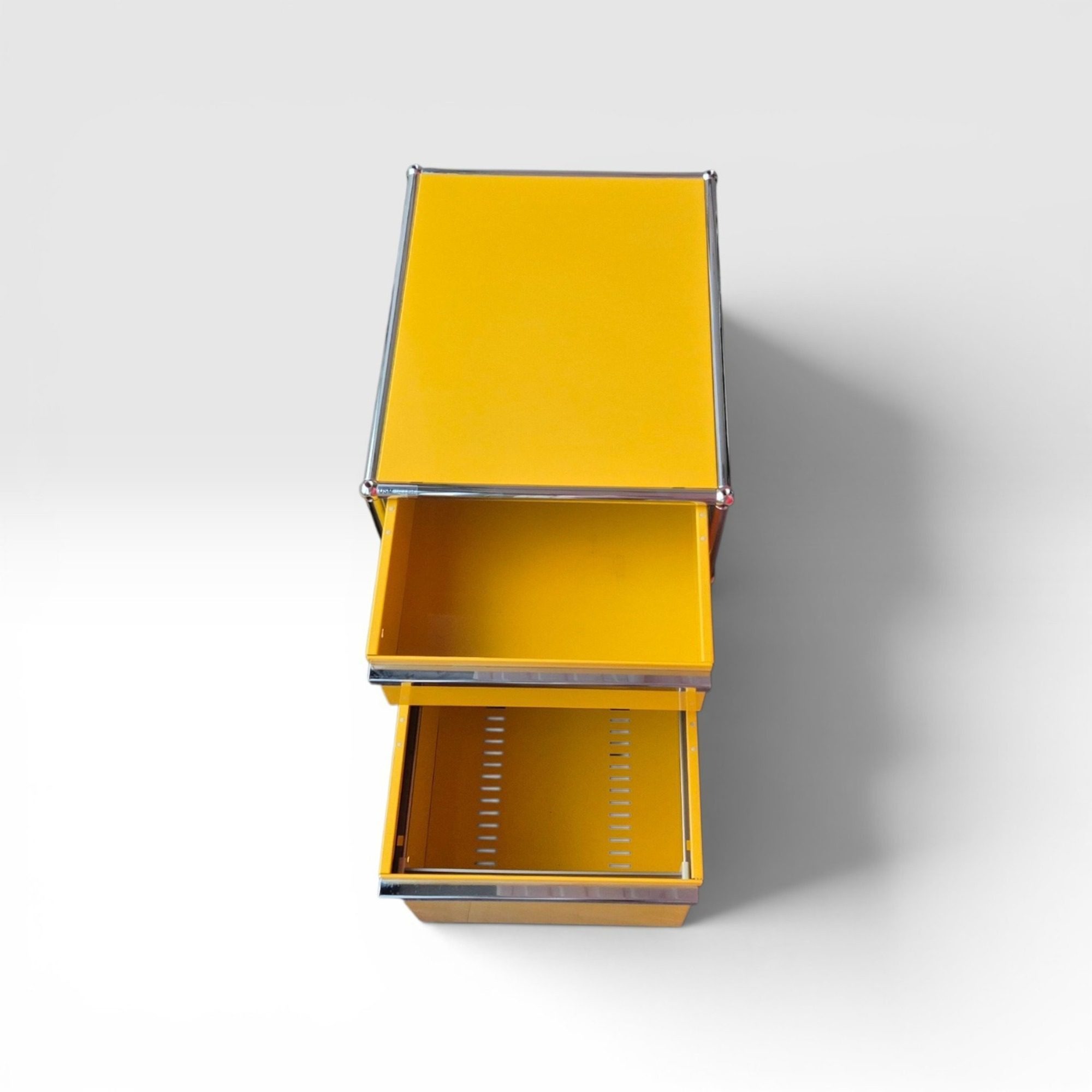 USM Haller Rollcontainer gelb mit 2 Schubladen – Original gebraucht – Detailaufnahme der Mechanik