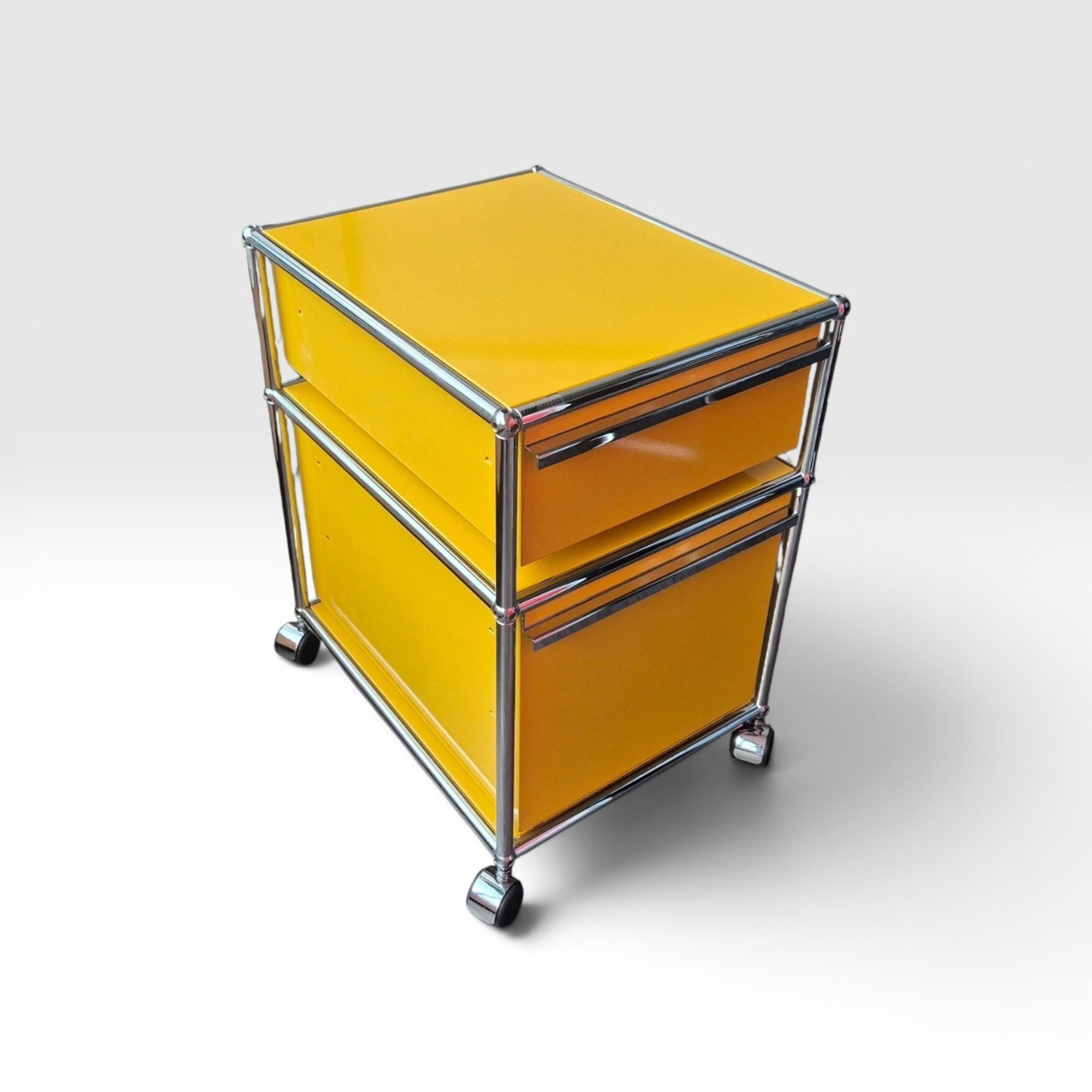 USM Haller Rollcontainer gelb mit 2 Schubladen – Original gebraucht in der Draufsicht von vorne