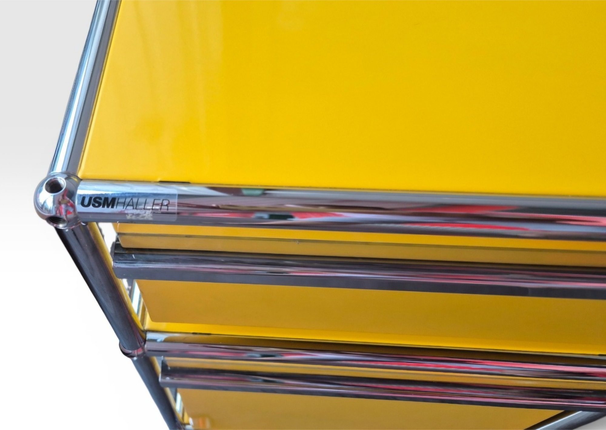 USM Haller Rollcontainer gelb mit 2 Schubladen – Original gebraucht – Detailaufnahme des Herstellerlabels als Echtheitsnachweis