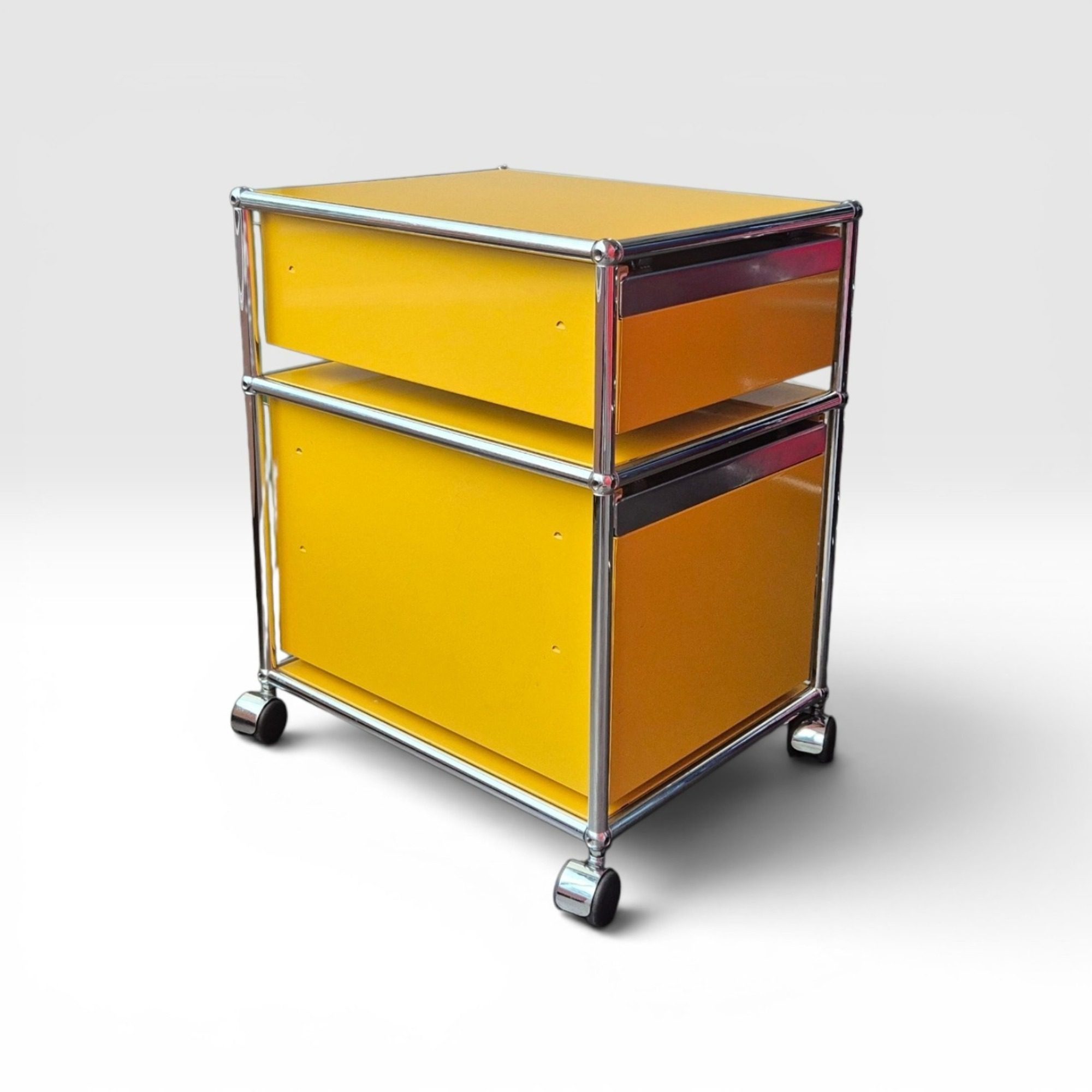USM Haller Rollcontainer gelb mit 2 Schubladen – Original gebraucht schräg von hinten links