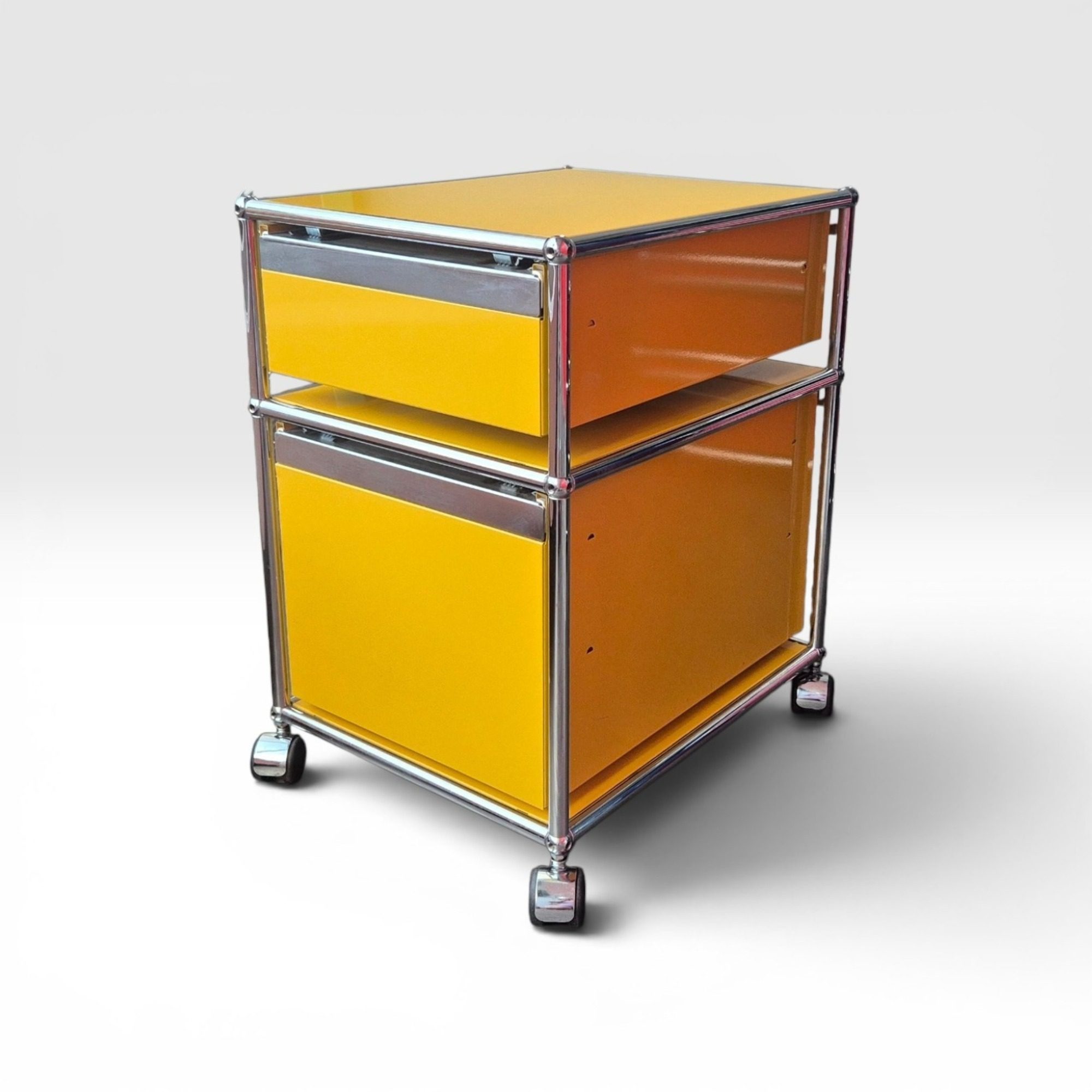 USM Haller Rollcontainer gelb mit 2 Schubladen – Original gebraucht schräg von hinten rechts