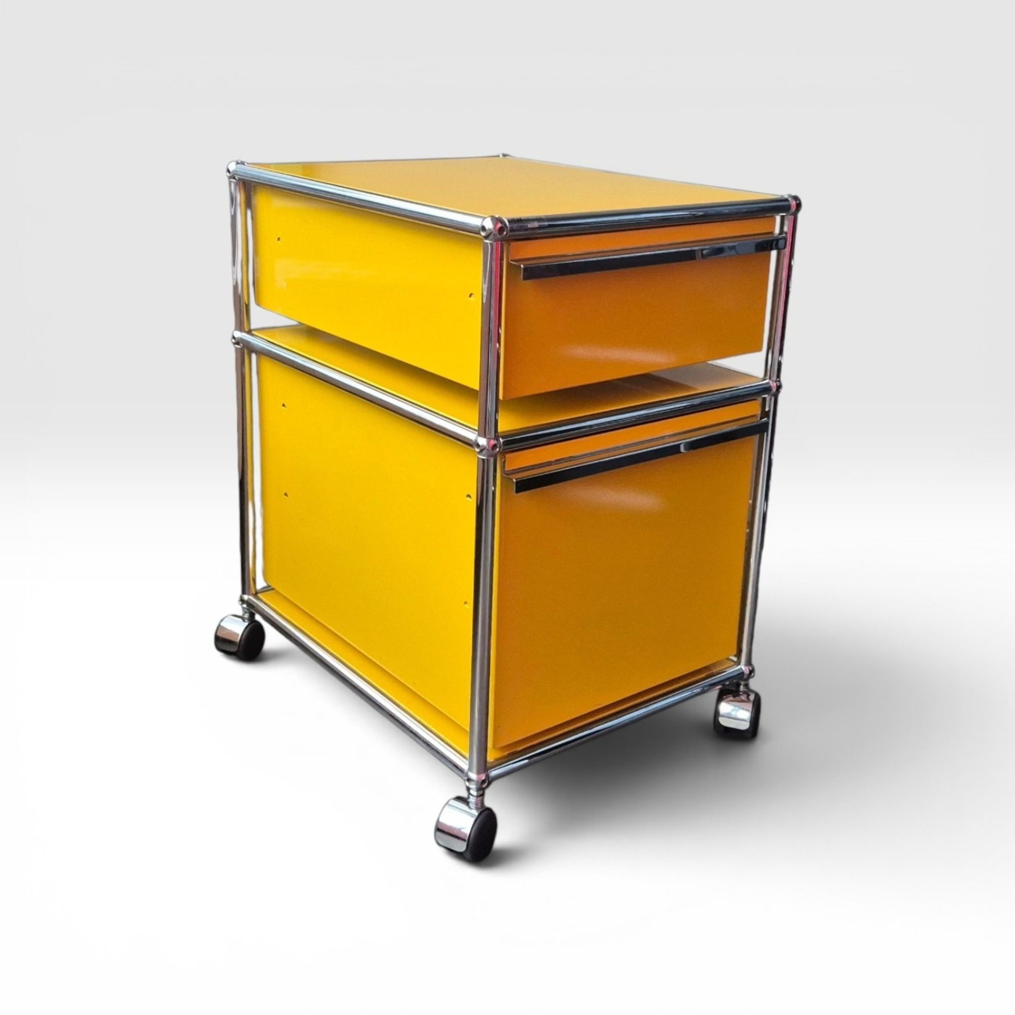 USM Haller Rollcontainer gelb mit 2 Schubladen – Original gebraucht schräg von vorne rechts