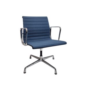 VITRA Eames Aluminium Chair EA 108 gebraucht | Hopsak Blau | Original | Berlin in der Frontalansicht von vorne