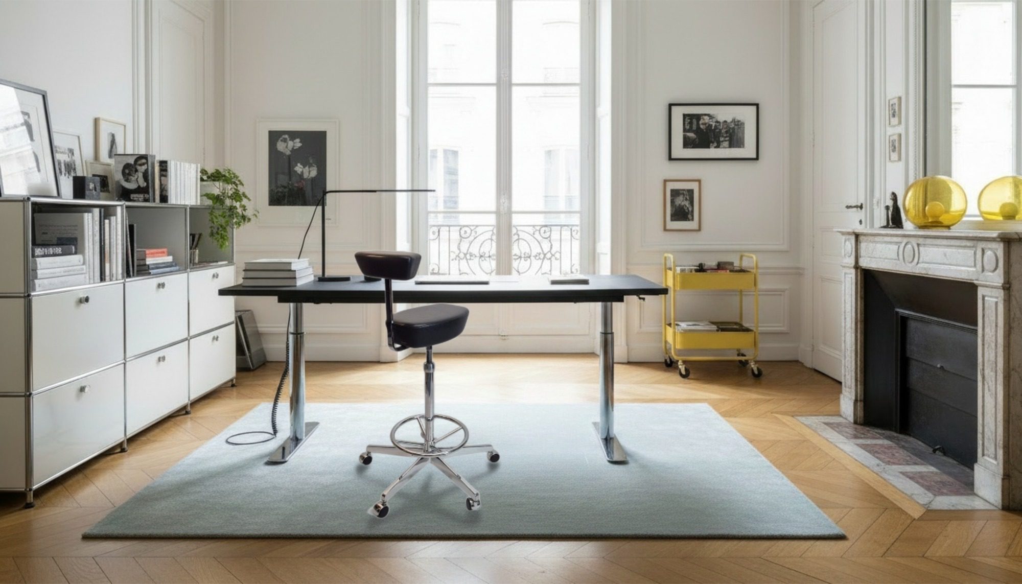 VITRA Nelson Perch Hocker gebraucht | Schwarz Leder | verchromtes Stahlgestell | höhenverstellbar | Original in einem Homeoffice aufgestellt – Einrichtungsbeispiel mit Designklassiker