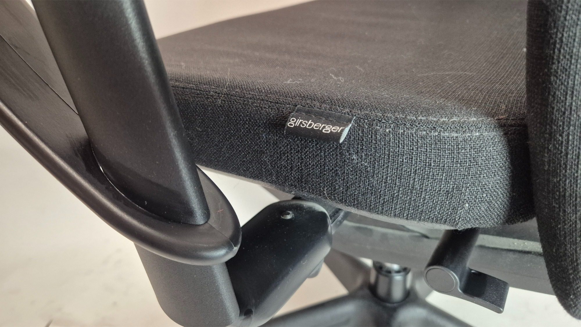 Girsberger Bürodrehstuhl gebraucht, Schwarz Stoff, Ergonomisch Black Edition, Original – Detailaufnahme des Herstellerlabels als Echtheitsnachweis