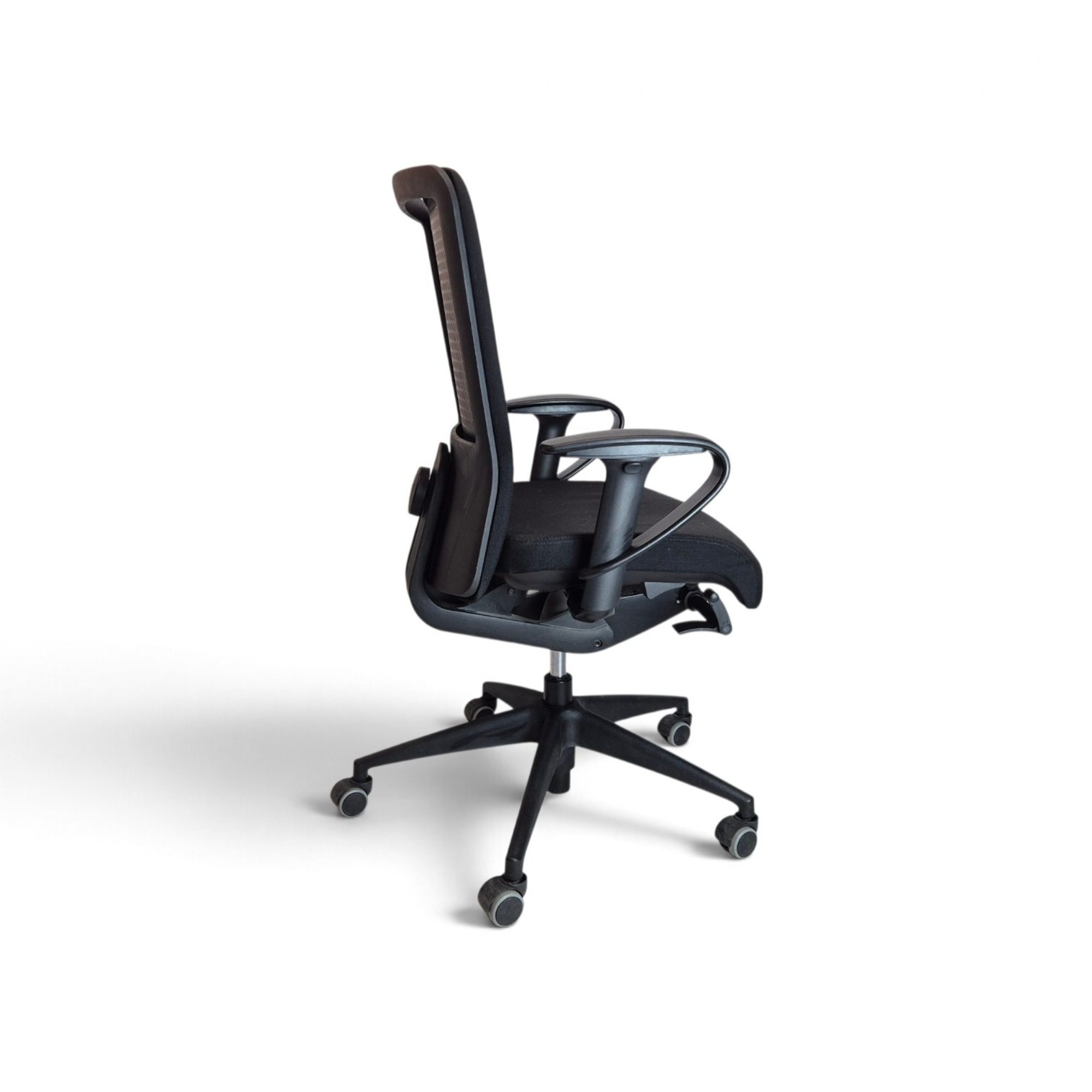 Girsberger Bürodrehstuhl gebraucht, Schwarz Stoff, Ergonomisch Black Edition, Original in der Seitenansicht von links