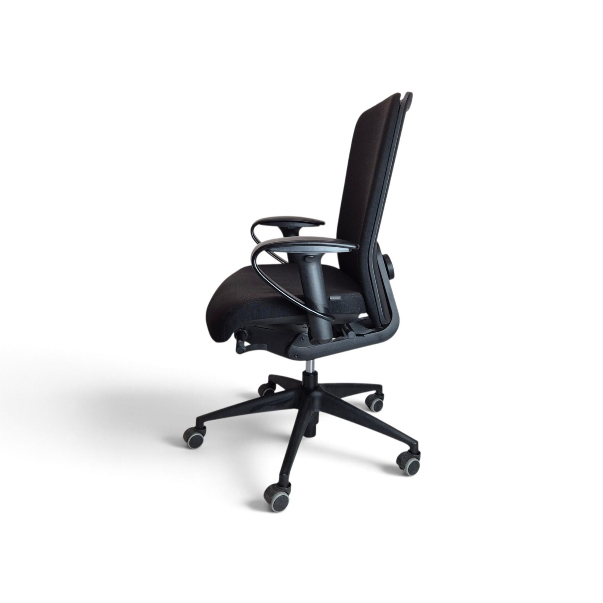 Girsberger Bürodrehstuhl gebraucht, Schwarz Stoff, Ergonomisch Black Edition, Original in der Seitenansicht von rechts