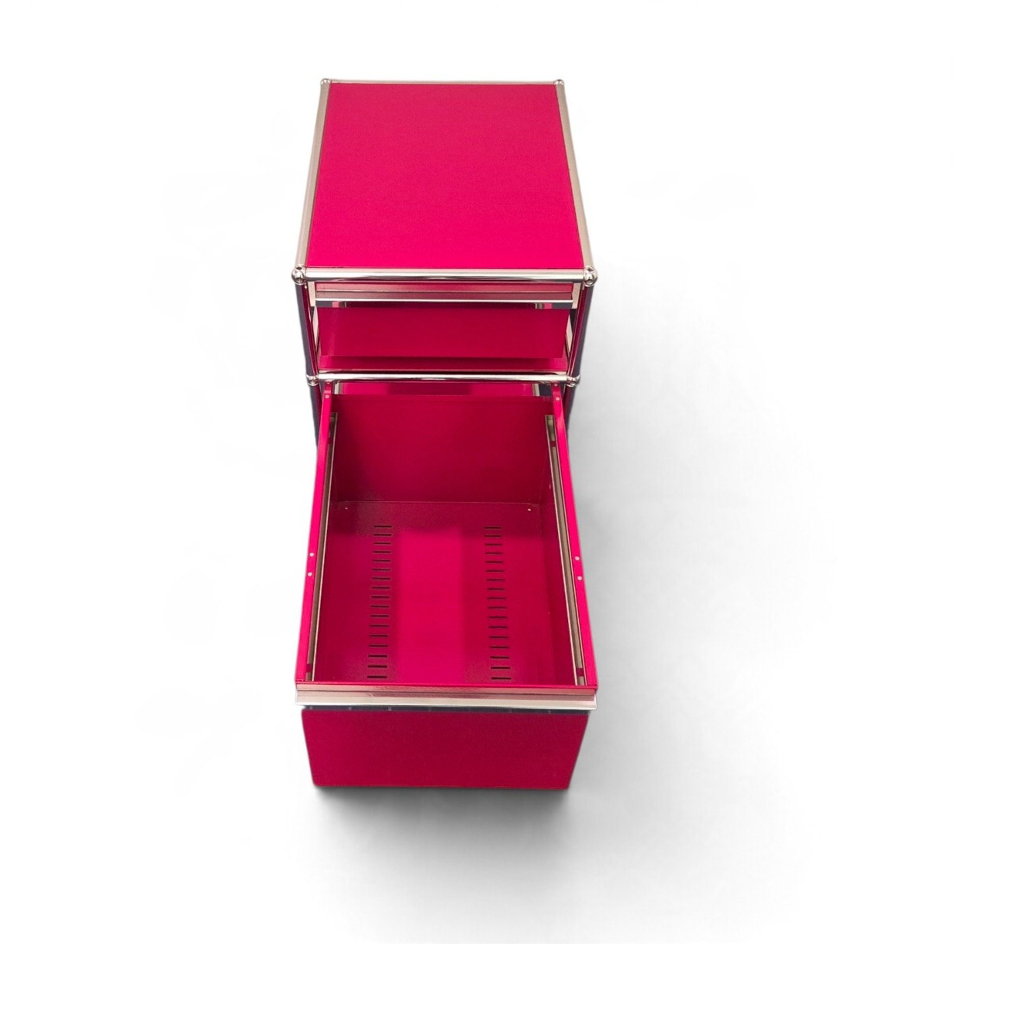 USM Haller Rollcontainer 2 Auszüge gebraucht, Rot Stahlblech, Verchromtes Gestell, Original – Detailaufnahme von Material und Bezug