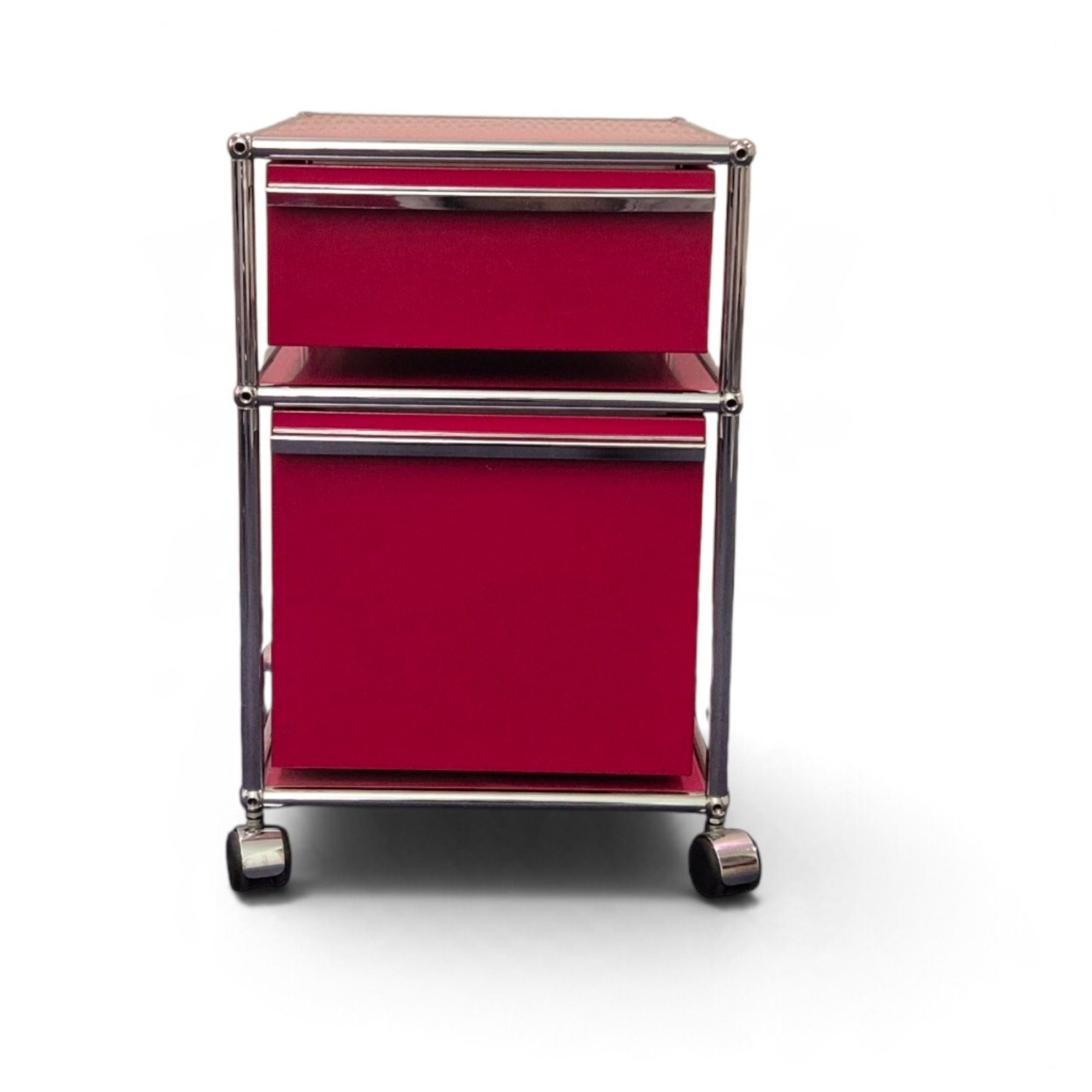 USM Haller Rollcontainer 2 Auszüge gebraucht, Rot Stahlblech, Verchromtes Gestell, Original in der Frontalansicht von vorne