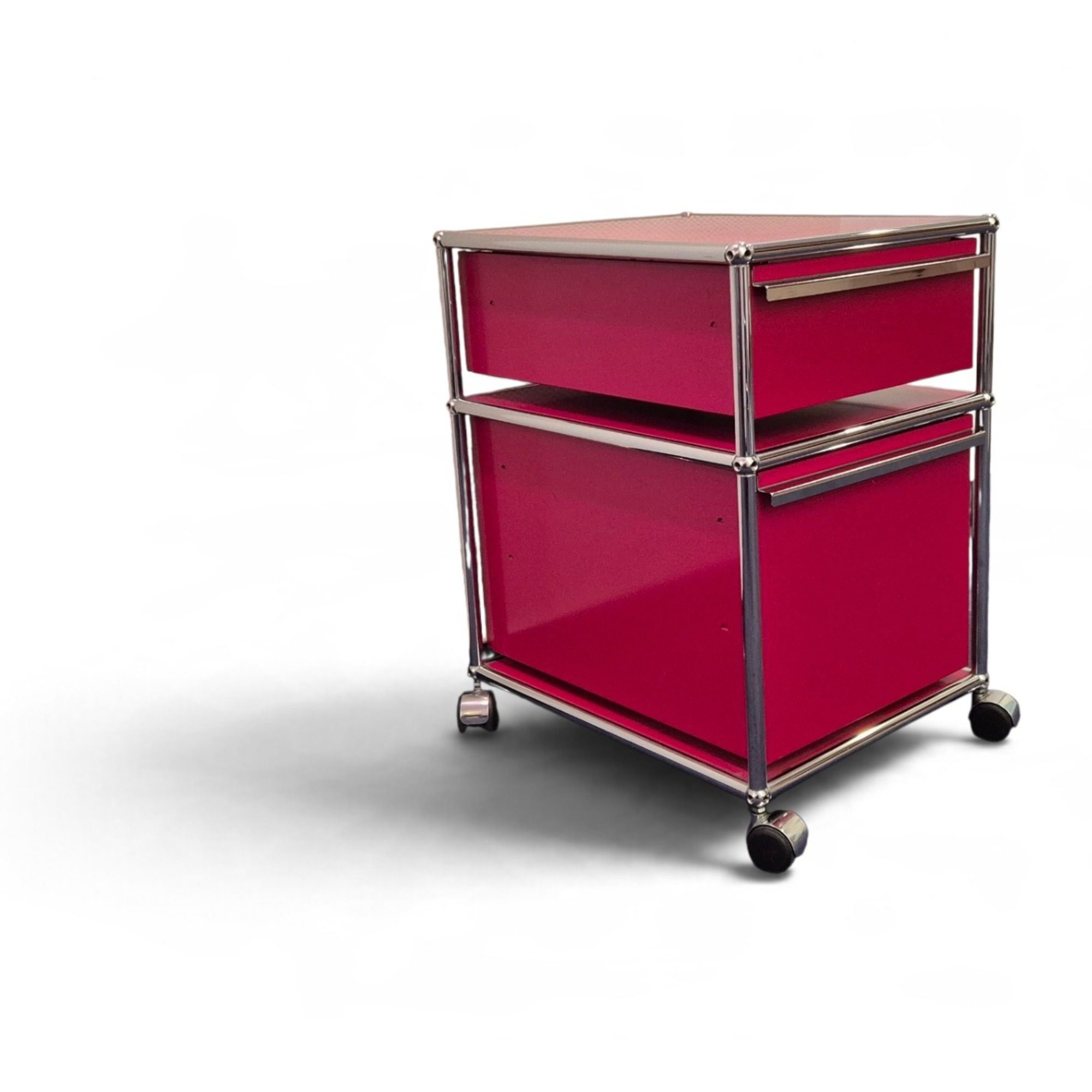 USM Haller Rollcontainer 2 Auszüge gebraucht, Rot Stahlblech, Verchromtes Gestell, Original schräg von vorne links