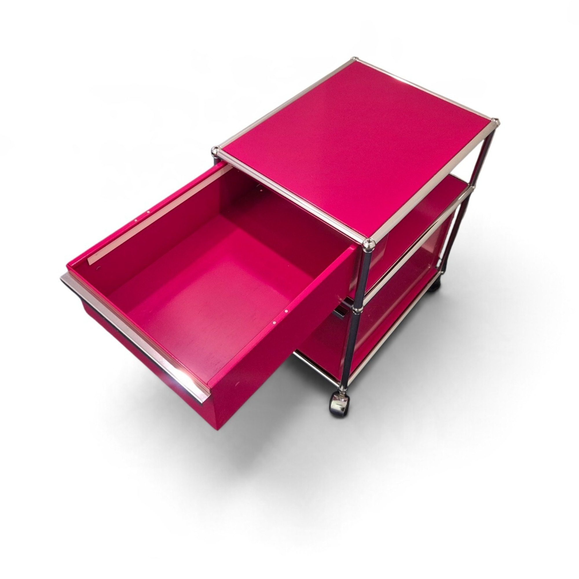 USM Haller Rollcontainer 2 Auszüge gebraucht, Rot Stahlblech, Verchromtes Gestell, Original – Detailaufnahme der Gebrauchsspuren